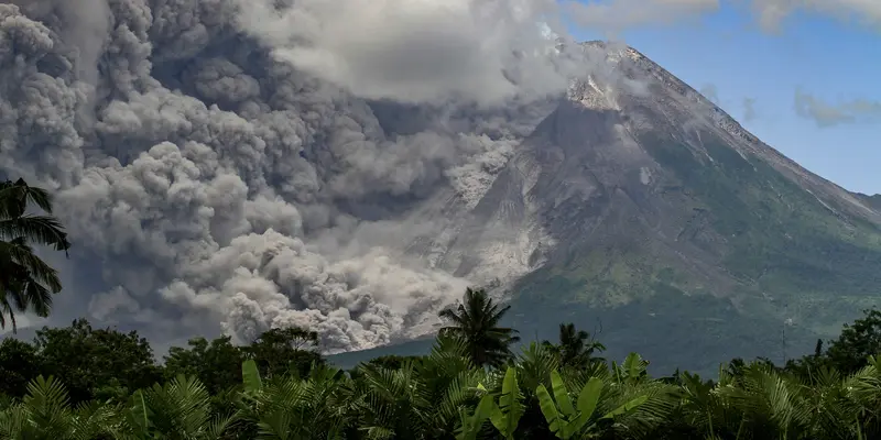 Penampakan Asap Tebal Erupsi Gunung Merapi