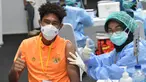 Gelandang Timnas Indonesia, Braif Fatari (kiri) mengangkat jempol usai menerima vaksinasi untuk atlet yang dilaksanakan di Istora Senayan. (Foto: Dok. Kemenpora)