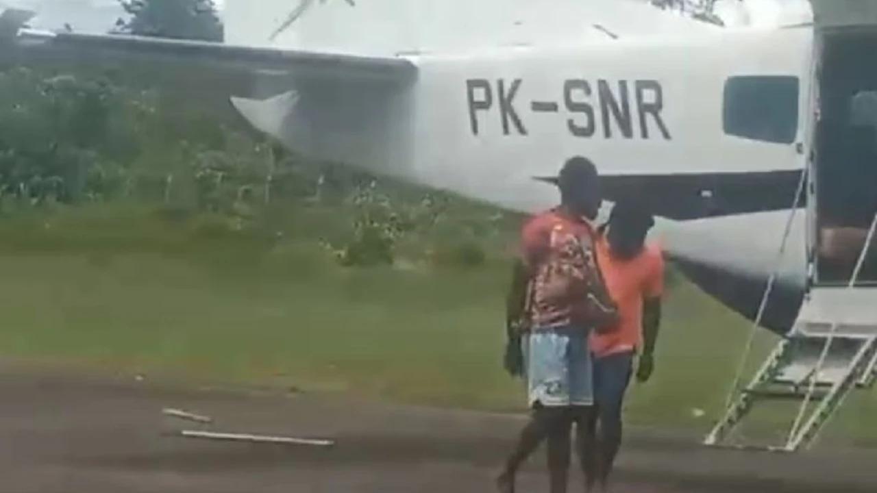 Detik-Detik Menegangkan Pilot dan Co-Pilot Smart Air Dihujani Tembakan: Turun Pesawat, Sembunyi di Hutan Namun Tertangkap