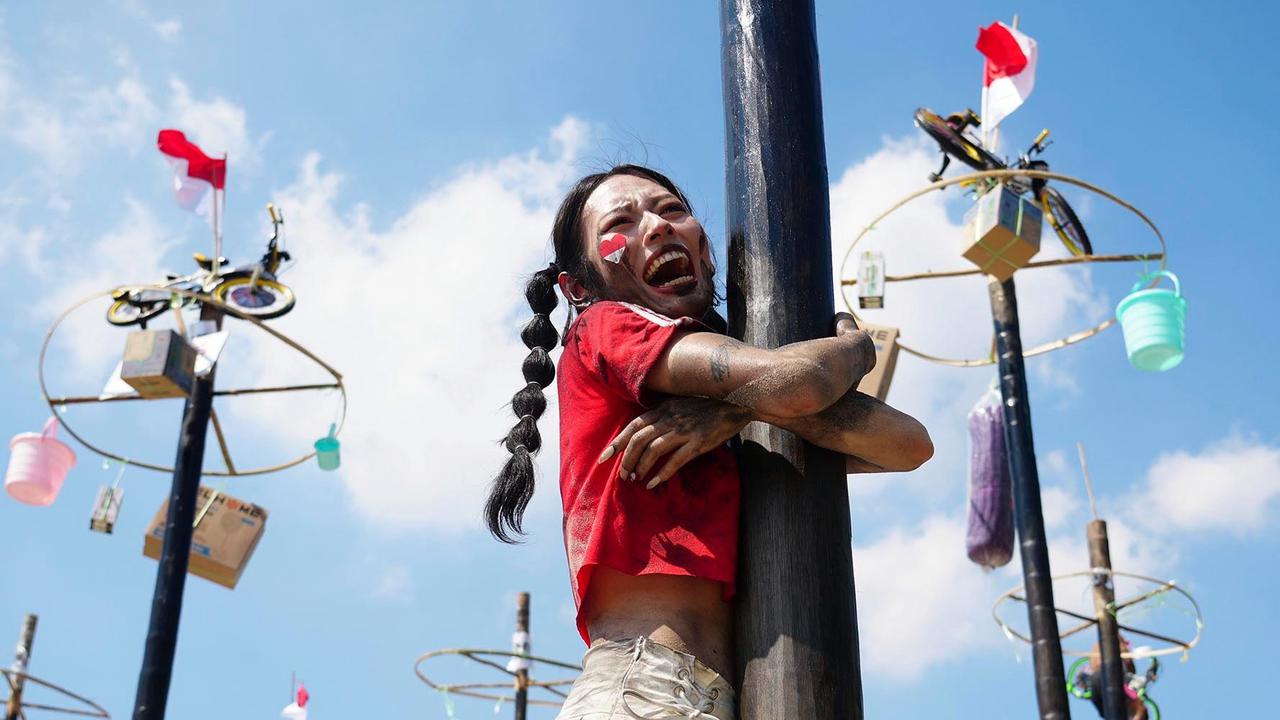 FOTO: Serunya Panjat Pinang di Ancol, 400 Peserta Rebut Hadiah Kemerdekaan