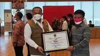 Ketua Satgas Penanganan COVID-19 Ganip Warsito memberikan penghargaan Kepada Pejuang Kemanusiaan Penanganan COVID-19 di Graha BNPB, Jakarta, Selasa (17/8/2021). (Dok BNPB)