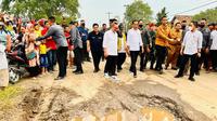Jokowi tinjau kerusakan jalan di Lampung (Twitter/@jokowi)