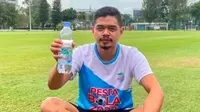 Bambang Pamungkas mengangkat botol Le Minerale. (Foto: Le Minerale)