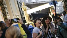 Wisatawan dari Jepang berselfie dengan latar belakang patung Oscar 2016 di luar Teater Dolby, Hollywood, California, Sabtu (27/2). Acara penghargaan Academy Awards ke-88 ini akan berlangsung pada Minggu (28/2) waktu setempat. (REUTERS/Adrees Latif)