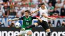 Mesut Ozil berperan besar di lapangan tengah Jerman saat mengalahkan Irlandia Utara 1-0. Ozil beberapa kali menjadi inspirator serangan Jerman. (Reuters/John Sibley)