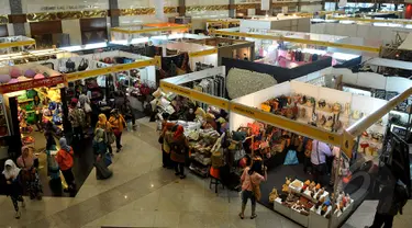 Suasana pameran International Handicraft Trade Fair (Inacraft) 2015 di Jakarta Convention Center (JCC), Kamis (9/4/2015). Pameran yang berlangsung pada tanggal 8-12 April 2015 menampilkan kerajinan khas Indonesia. (Liputan6.com/Johan Tallo)