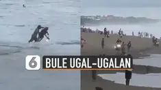 Video beberapa bule ugal-ugalan kendarai motor di pantai viral di media sosial.