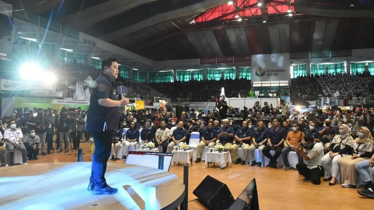Menteri BUMN Erick Thohir dalam acara Menteri BUMN Menyapa Millenial di GOR Tri Dharma, Gresik, Jawa Timur, Jumat (17/6/2022) malam.