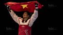 Atlet taekwondo Vietnam, Nguyen Ha Thi, merayakan kemenangan atas Shaleha Fitriana pada final kelas kyorugi -62 SEA Games di KLCC, Kuala Lumpur, Minggu (27/8/2017). Kalah di final, Shaleha harus puas meraih perak. (Bola.com/Vitalis Yogi Trisna)