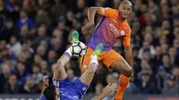 Penyerang Chelsea Diego Costa (bawah) dituduh sengaja menendang bek Manchester City Vincent Kompany pada laga di Stamford Bridge, Kamis (6/4/2017) dinihari WIB. (AP Photo/Alastair Grant)
