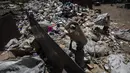 Orang-orang yang menjual barang daur ulang berkumpul di tempat pengumpulan di pinggiran kota Buenos Aires, Argentina, Selasa (14/12/2021). Menurut biro statistik nasional INDEC, angka kemiskinan mencapai 40,6 persen pada paruh pertama tahun 2021. (AP Photo/Rodrigo Abd)