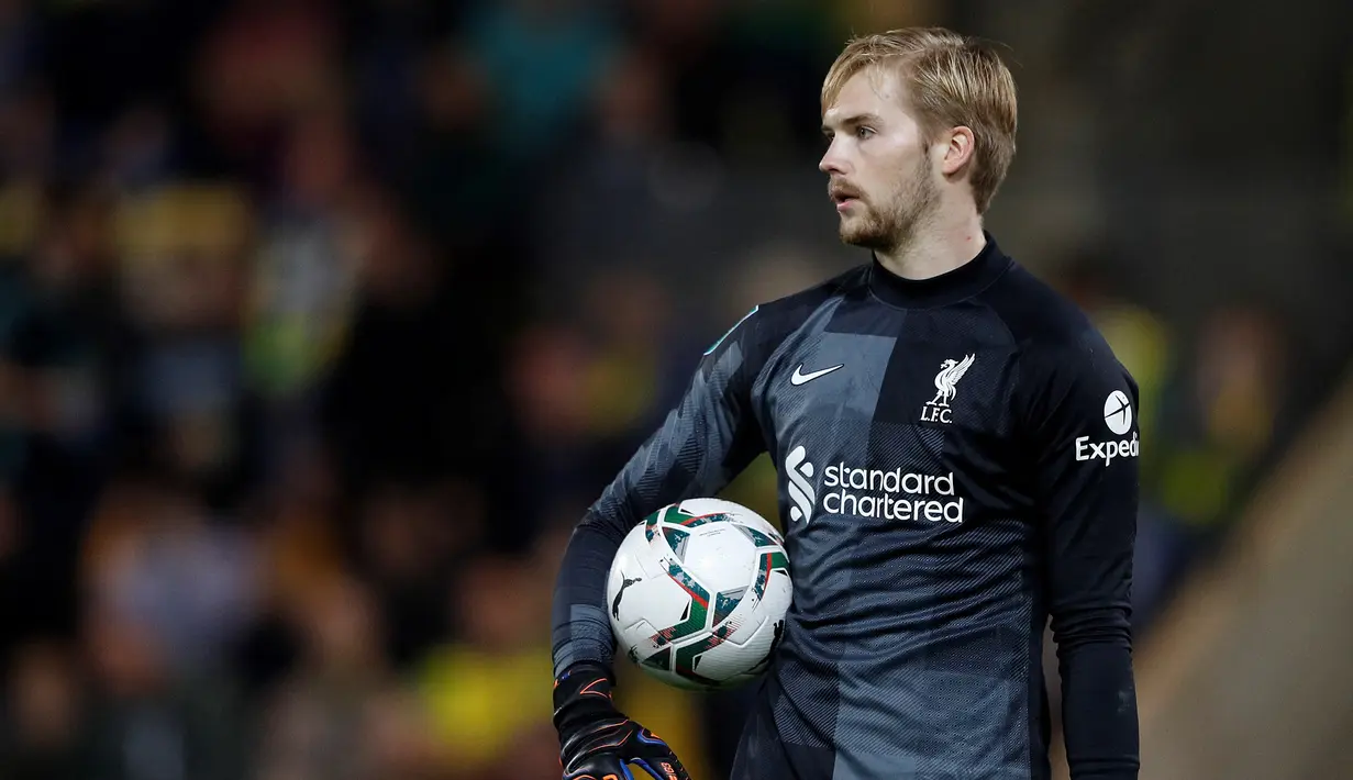 Di akhir babak pertama, Norwich gagal memaksimalkan eksekusi penalti yang didapat usai Dimitris Giannoulis dilanggar oleh Conor Bradley di dalam kotak penalti. Eksekusi penalti Christos Tzolis masih mampu dimentahkan Caoimhin Kelleher dengan kakinya. (AFP/Adrian Dennis)