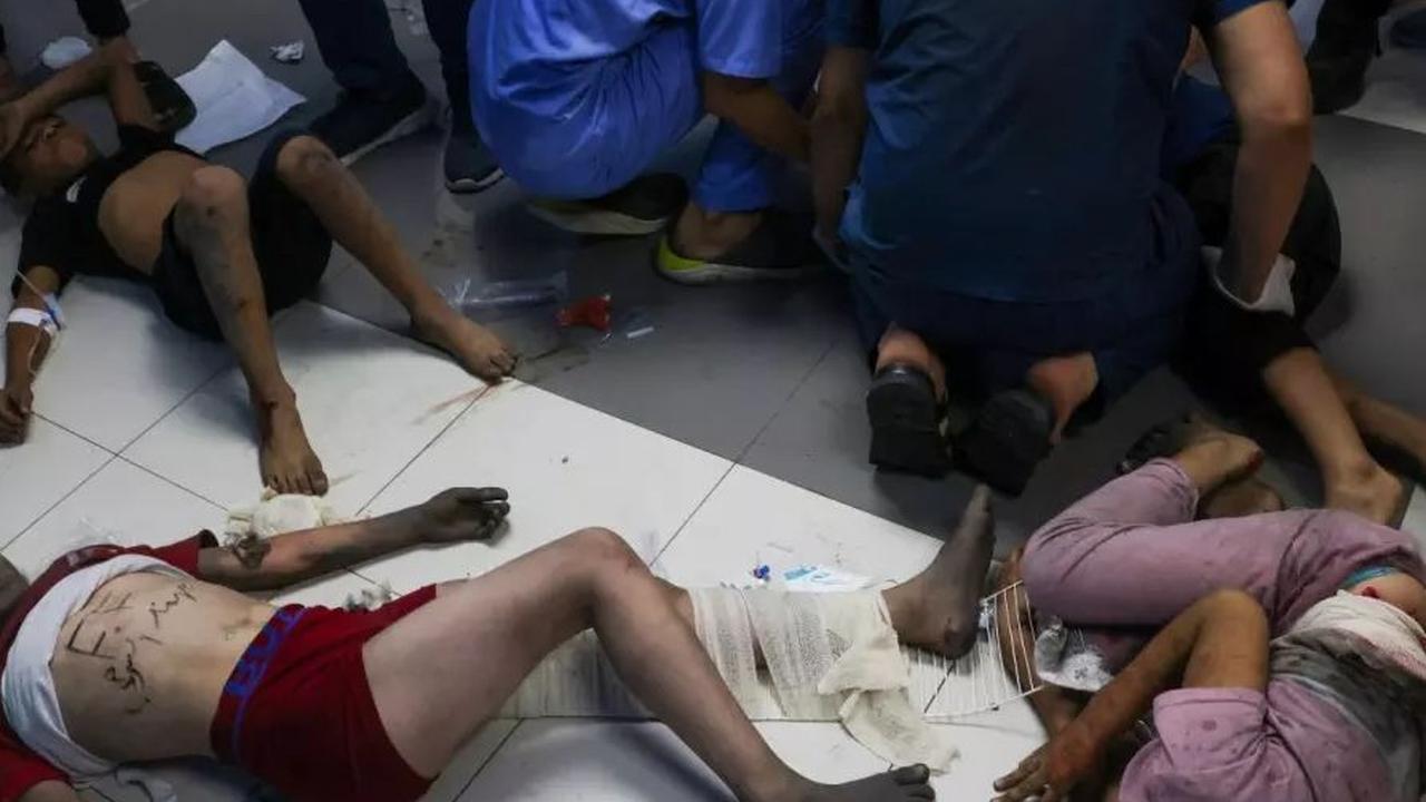 "Ruang operasi dan staf medis bekerja tanpa henti di bawah kondisi yang sangat genting. Mereka hanya tidur beberapa jam jika beruntung menemukan tempat tidur, lalu kembali bekerja."