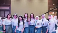 Aura Kasih berpose dengan rekan sesama artis yang turut hadir dalam acara ulang tahun ke-41 Ussy Sulistiawaty. Para artis yang turut hadir seperti Nafa Urbach, Tata Janeeta dan banyak lagi. (Instagram/aurakasih)