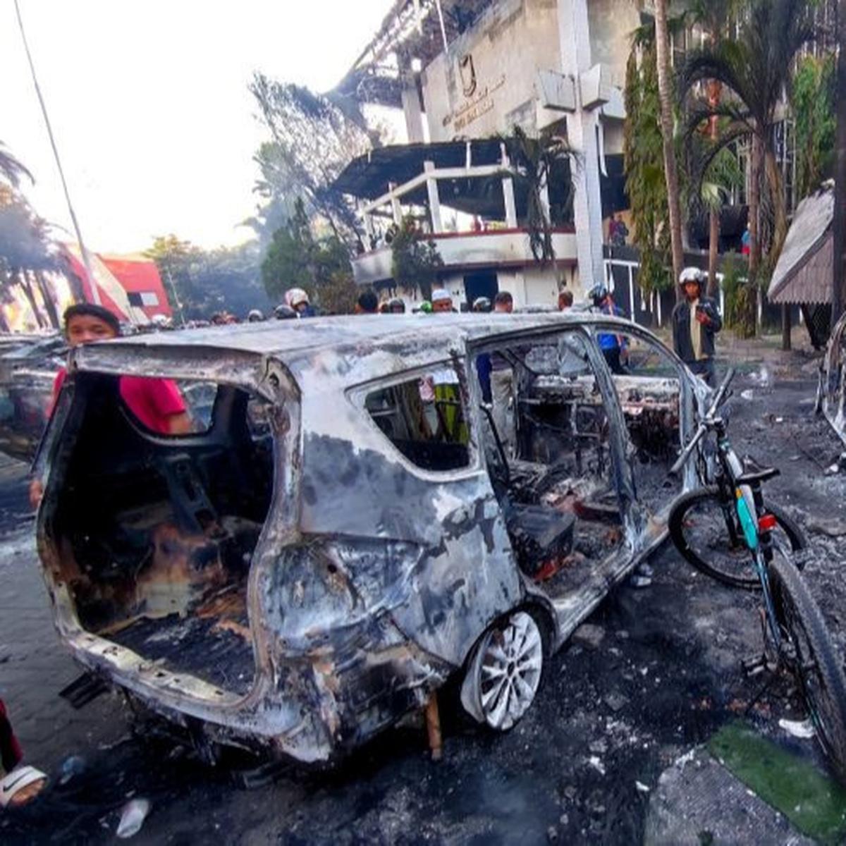 warga jarah barang dari gedung dprd makassar dibakar