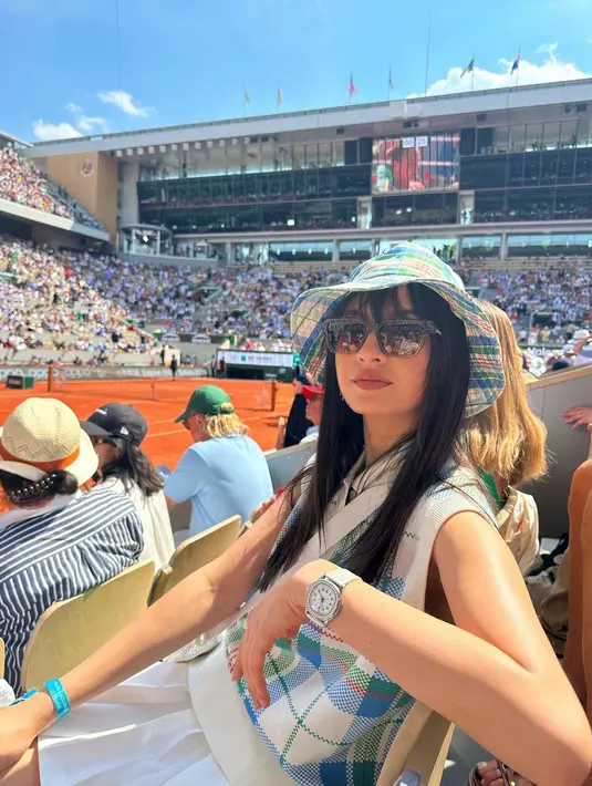 Sambil menonton pertandingan tennis, Raline Shah terlihat manis dengan outfit dari Lacoste [@ralineshah]