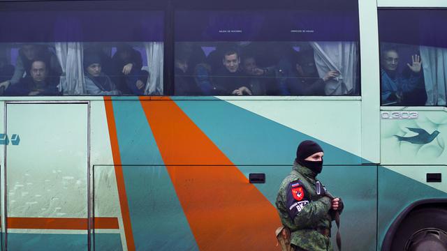 Pasukan dari pihak separatis mengawal bus yang membawa tahanan yang dilepaskan dari pihak Pemerintah Ukraina di Horlivka (27/12/2017).
