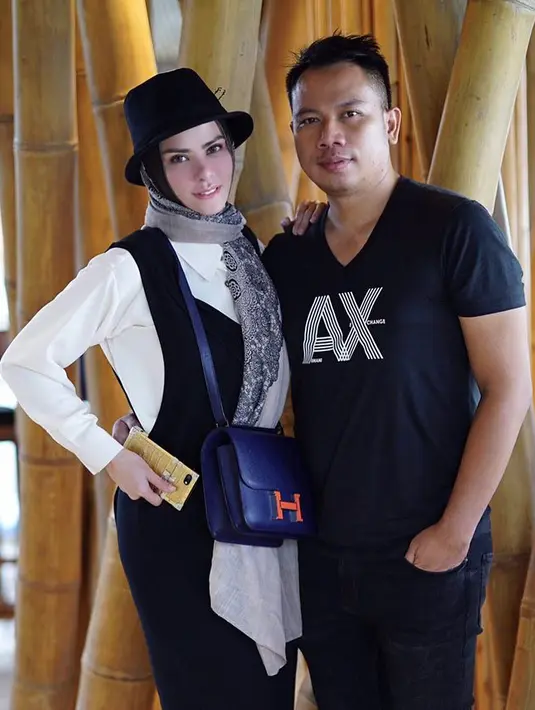 "Ya Allah lancarkanlah Rangkaian pernikahan kami besok hari “Praweeding” jilid #1 sabtu 6 januari 2018 pkl.09.00 wib @jakarta ....Aamiin Allah huma aamiin ☺️☺️🙏🙏 @angellelga," tulis Vicky yang disukai puluhan ribu warganet. (Instagram/vickyprasetyo777)