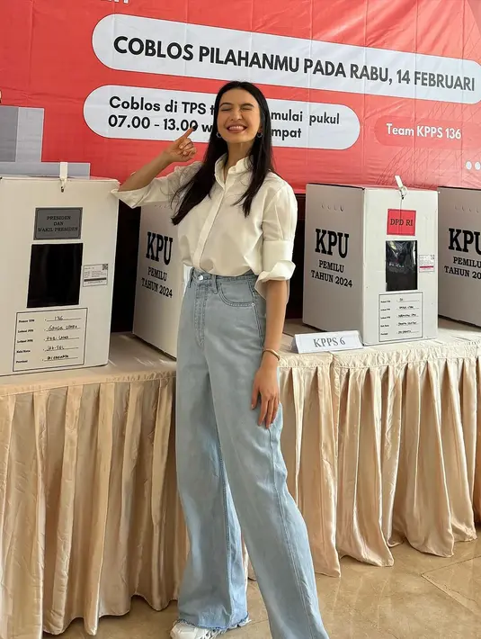 Raline Shah tampil bergaya smart casual mengenakan kemeja putih dan celana jeans. [@ralineshah]