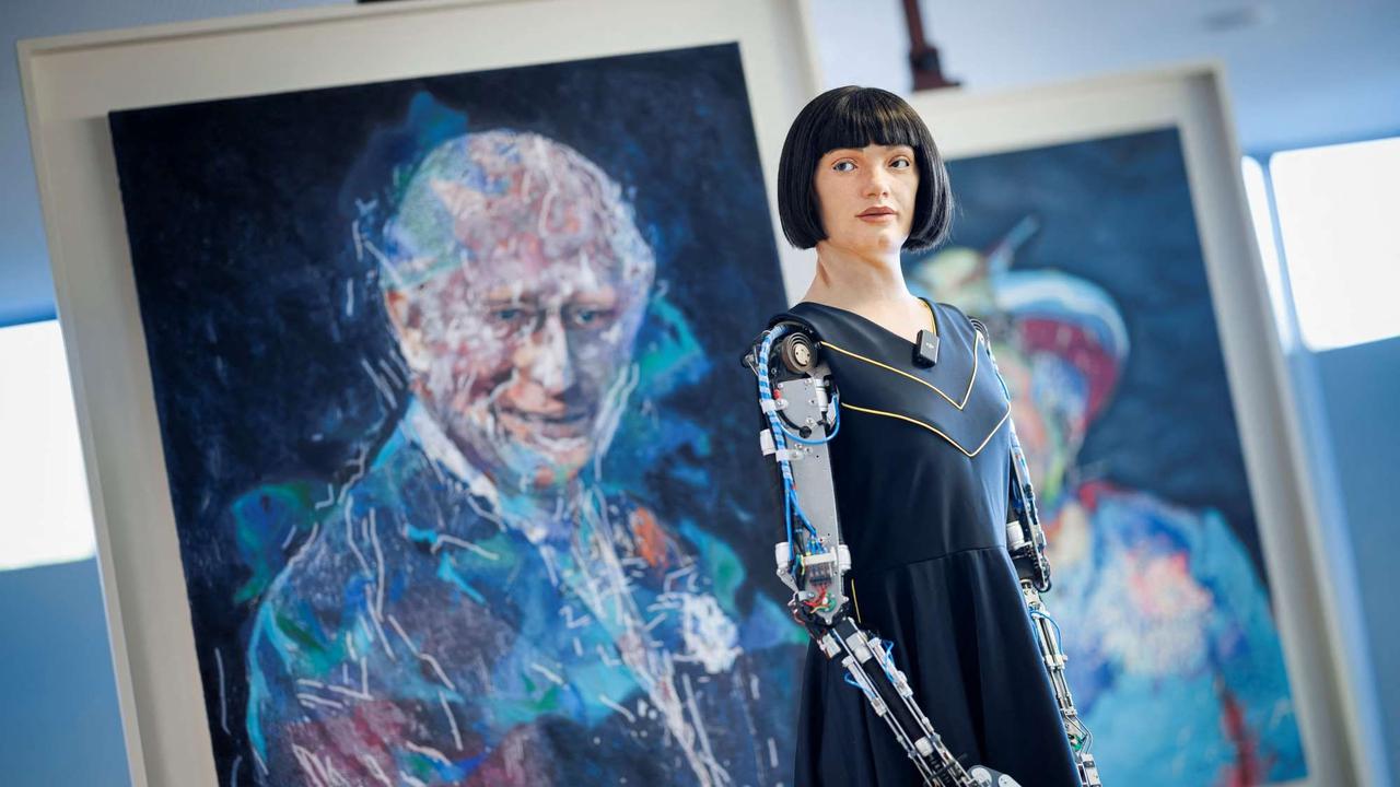 Sosok Robot AI Canggih Jago Melukis Jadi Sorotan di KTT Global AI For Good
