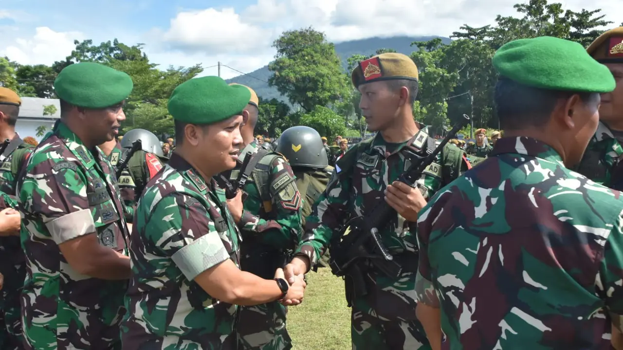 Komandan Kodim 1309/Manado Letkol (Inf) Himawan Teddy Laksono ikut menyambut kedatangan Satgas Pamtas RI-Malaysia Yonarmed 19/105 Tarik Bogani, Senin (5/6/2023).