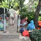 Sejumlah imigran berkumpul di trotoar depan Kantor UNHCR Menara Ravindo, Kebon Sirih, Jakarta, Rabu (3/7/2019). Para imigran hampir seminggu terlantar di trotoar depan Menara Ravindo untuk meminta tempat tinggal dan keputusan suaka. (merdeka.com/Iqbal Nugroho)