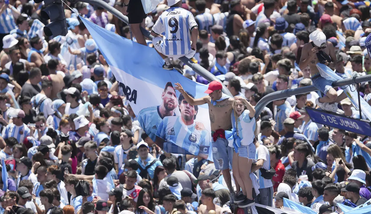 Suporter Timnas Argentina merayakan keberhasilan Lionel Messi dan kawan-kawan menjadi juara Piala Dunia di kota Buenos Aires, Selasa (20/12/2020). (AP Photo/Matilde Campodonico)