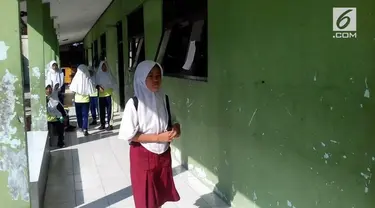 Siti juga hanya memakai sendal jepit saat sekolah lantaran sepatunya rusak.
