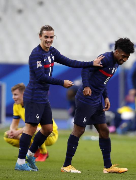 Gelandang Prancis, Kingsley Coman (kanan) berselebrasi dengan Antoine Griezmann  usai mencetak gol ke gawang Swedia pada pertandingan UEFA Nations League di stadion Stade de France di Saint-Denis, Paris (17/11/2020). Prancis menang atas Swedia 4-2. (AP Photo/Francois Mori)