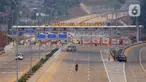 Kendaraan petugas melintasi Gerbang Tol Limo Utama pada proyek Tol Cinere-Jagorawi (Cijago) Seksi 3B Junction Krukut-Cinere sepanjang 2,19 Kilometer (Km) di Limo, Depok, Jawa Barat, Senin (28/8/2023). (merdeka.com/Arie Basuki)