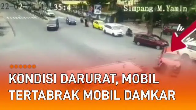 Insiden tidak terduga terjadi di sebuah perempatan ketika sebuah mobil tertabrak mobil damkar.