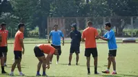 Joko Susilo memimpin latihan para pemain Arema FC (Foto: Rana Adwa/Liputan6.com)