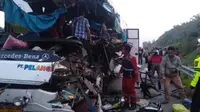 Bus Tabrak Tronton hingga Ringsek di Tol Pekanbaru-Dumai, 2 Tewas