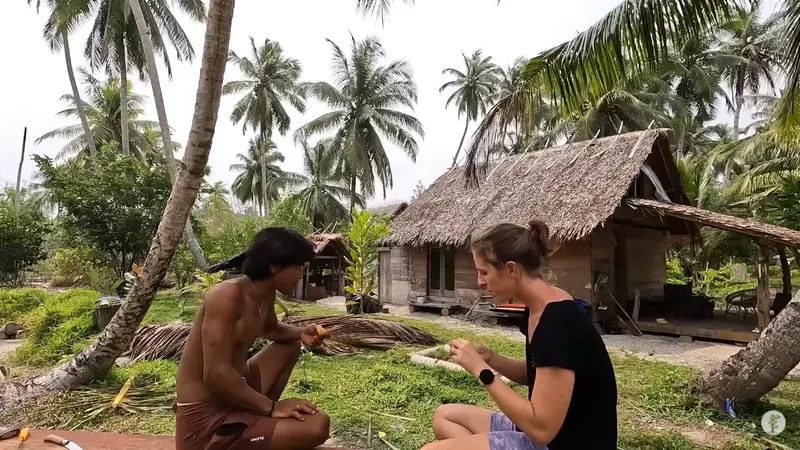 Tinggalkan Rumah dan Pekerjaannya, Peselancar Asal Belgia Memilih Hidup di Pulau Terpencil di Indonesia