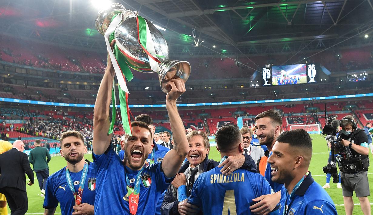 Rafael Toloi. Ia memutuskan pindah kewarganegaraan menjadi Italia pada Maret 2021 setelah sebelumnya bergabung dengan AS Roma pada 2014 dan Atalanta hingga kini. Trofi Piala Eropa diraihnya pada Euro 2020 lalu setelah Italia menang atas Inggris lewat adu penalti. (Foto: AFP/Pool/Paul Ellis)