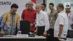 Menko PMK Muhadjir Effendy (tengah), Menkominfo  John G Plate (kiri) dan Ketum KONI Marciano Nurman (kanan) hadir dalam rakor tingkat menteri di Kemenkom PMK, Jakarta, Kamis (5/2/2020). Rakor membahas tentang Persiapan Penyelenggaraan PON dan Peparnas Papua 2020. (Liputan6.com/Faizal Fanani)