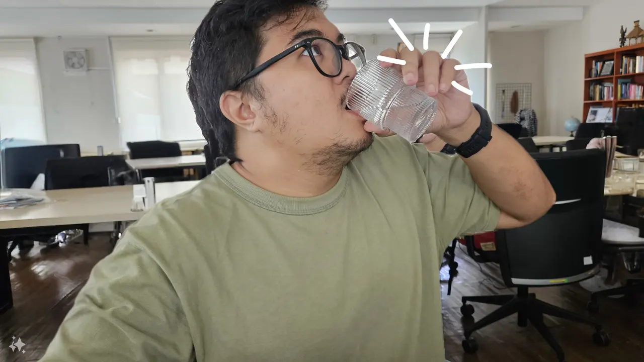 Minum air hangat sering dianggap sebagai salah satu cara untuk membantu proses penurunan berat badan. Beberapa orang percaya bahwa air hangat dapat membantu melunturkan lemak dalam tubuh. (Foto: Aditya Eka Prawira/Liputan6.com)
