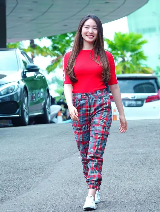 Lebih lanjut Wilona menceritakan tentang alas tidurnya yang hanya kasur di lantai dilengkapi kelambu. Tentu berbeda jauh dengan kehidupannya saat ini. (Instagram/natashawilona12)