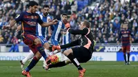 Penyerang Barcelona, Luis Suarez, berusaha mengecoh kiper Espanyol, Pau Lopez pada laga La Liga Spanyol. Barca melakukan empat kali tembakan ke arah gawang dan empat kali tembakan melebar. (Reuters/Stringer)