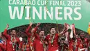 Para pemain Manchester United melakukan perayaan setelah menerima trofi juara Carabao Cup 2022/2023 saat partai final di Stadion Wembley, Senin dini hari WIB (27/2/2023). Manchester United atau MU menang 2-0 atas Newcastle United di Final Carabao Cup 2022/2023. (AP Photo/Alastair Grant)