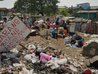  Warga mengevakuasi barang-barang miliknya saat penggusuran di kawasan TPU Menteng Pulo, Jakarta Selatan (7/4). Lebih dari seratus kepala keluarga digusur karena menempati lahan dan mendirikan bangunan di pemakaman umum. (Liputan6.com/Gempur M Surya)