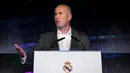 Zinedine Zidane memberi keterangan terkait penunjukannya sebagai pelatih Real Madrid saat konferensi pers di Madrid, Spanyol, Senin (11/3). Zidane menandatangani kontrak dengan Real Madrid hingga 2022. (AP Photo/Bernat Armangue)