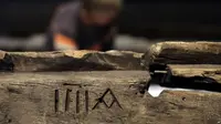 Foto yang diambil tanggal 22 Oktober 2014 menunjukkan angka-angka Romawi pada potongan kayu dari frigat Perancis, La Belle, sepanjang kurang lebih 16,5 meter di Bullock Texas State History Museum di Austin, Texas (foto: AP Photo/Eric Gay)
