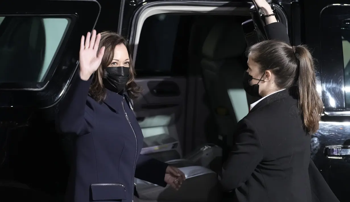 Wakil Presiden AS, Kamala Harris melambaikan tangan sebelum meninggalkan Istana Elysee usai bertemu Presiden Prancis Emmanuel Macron, Rabu (10/11/2021). Kamala Harris bertemu dengan Macron dalam upaya meredakan ketegangan terkait kesepakatan kapal selam yang dibatalkan. (AP Photo/Christophe Ena)