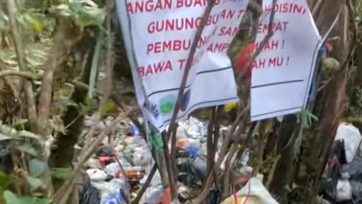 Ironi Sampah Menumpuk Dekat Peringatan Jangan Buang Sampah Sembarangan di Gunung Gede Pangrango