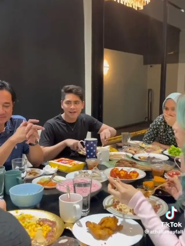Seperti Tahun Lalu, Ini 7 Momen Verrell Bramasta Buka Bersama Ditemani Natasha Wilona