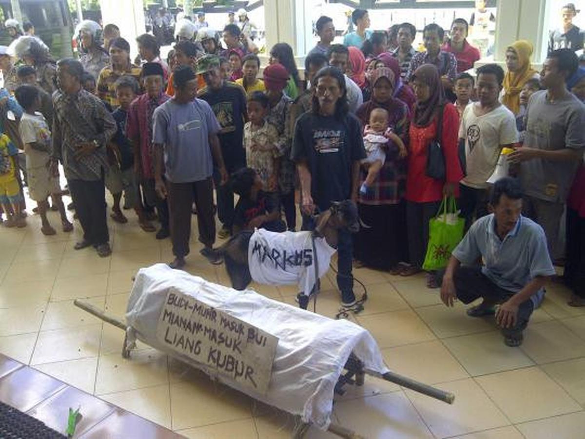 Ratusan warga bawa keranda mayat dan kambing ke PN Mungkid