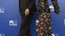 Aktris Kirsten Dunst dan aktor Pilou Asbaek menghadiri pemutaran film "Woodshock" di Festival Film Venice ke-74 di Venice Lido, Italia (4/9). Dalam film tersebut Kirsten Dunst berperan sebagai Theresa. (AFP Photo/Tiziana Fabi) 