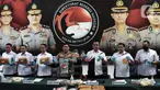Kabid Humas Polda Metro Jaya Kombes Pol E. Zulpan (tengah) didampingi Ditnarkoba Kombes Pol Mukti Juharsa beserta jajaran menunjukkan barang bukti saat rilis hasil Operasi Kewilayahan Nila Jaya 2022 di Mapolda Metro Jaya, Jakarta, Selasa (13/12/2022). Direktorat Reserse Narkoba Polda Metro Jaya bersama Satuan Reserse Narkoba Polres berhasil mengamankan 278 tersangka dari 222 kasus serta barang bukti berupa 13,7 Kg sabu, 147,22 Kg ganja, 2.088 butir ekstasi, 229.759 butir obat baya, 119 gram tembakau sintetis, dan 1,17 liter cairan narkotika dalam Operasi Nila Jaya 2022 yang berlangsung 16-30 November 2022. (merdeka.com/Iqbal S. Nugroho)