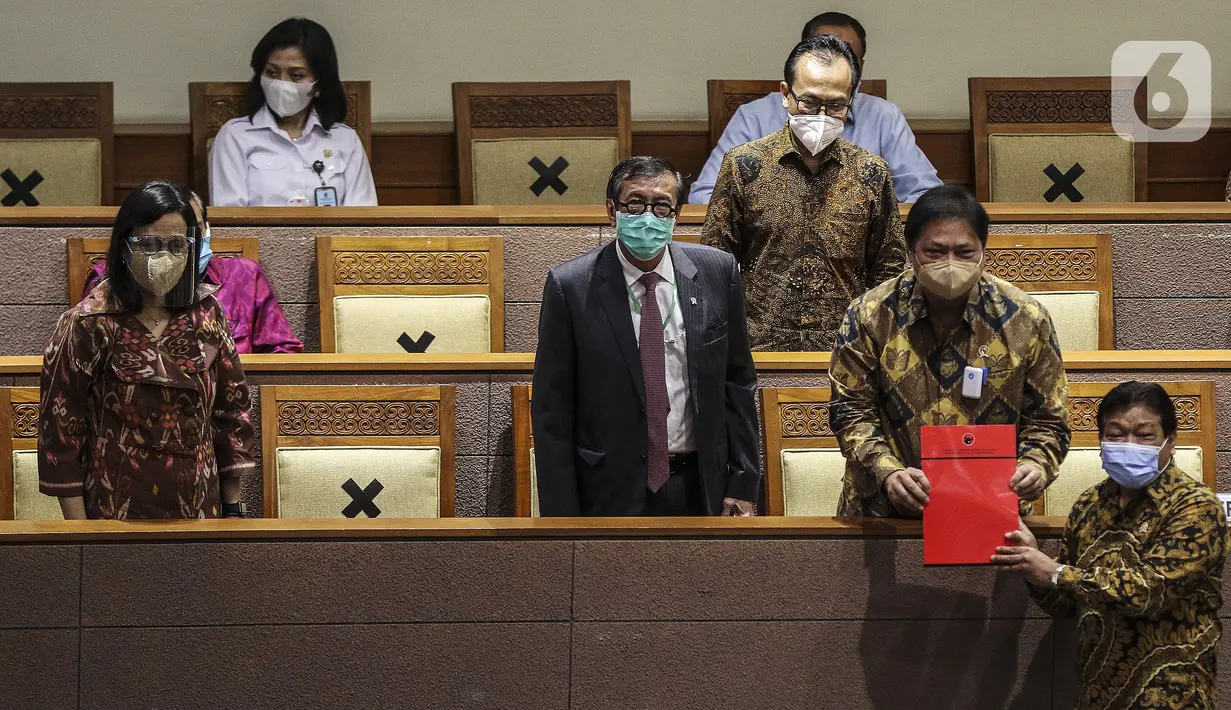 F-PDIP menyampaikan pandangan akhir fraksi tentang RUU Cipta Kerja kepada Menko Perekonomian Airlangga Hartarto saat Rapat Paripurna di Kompleks Parlemen, Jakarta (5/10/2020). Rapat membahas berbagai agenda, salah satunya mengesahkan RUU Omnibus Law Cipta Kerja menjadi UU. (Liputan6.com/JohanTallo)